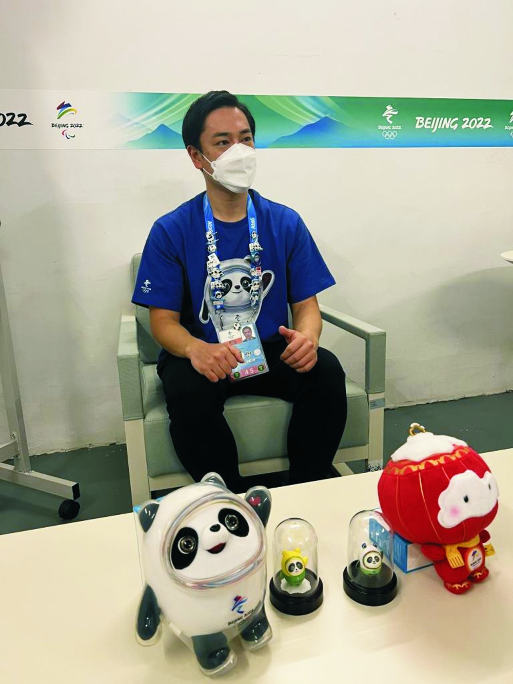 日本記者辻崗義堂在直播期間向日本 觀眾推介冰墩墩。