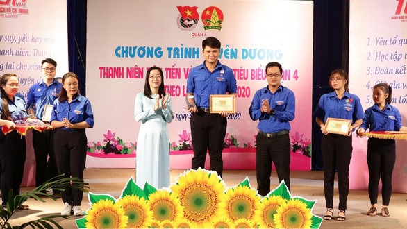 杜黎俊英（中間）榮獲表彰為遵循胡伯伯教誨優秀青年。