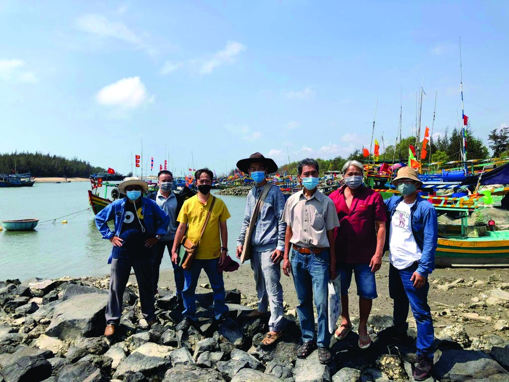 華人畫家赴巴地頭頓省創作時合照。