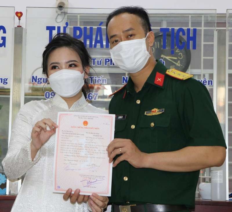 去年12月22日，國財與竹玲領證了。