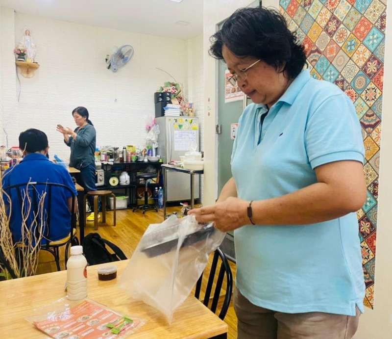 單親母親樂於助人 ảnh 1