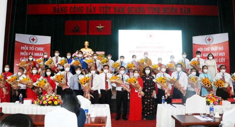 　　本市及第五郡領導向紅十字會第九屆 代表贈送鮮花。