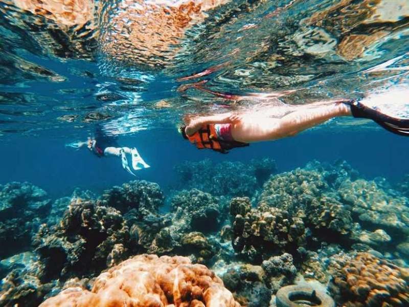 遊客在喀比玩浮潛。