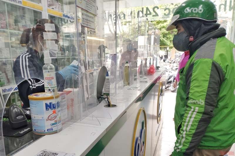 西藥房在出售快速檢測試劑盒。