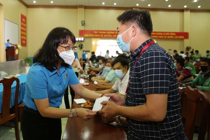 市勞動聯團主席陳氏妙翠向平新郡貧困工人贈送春節禮物。