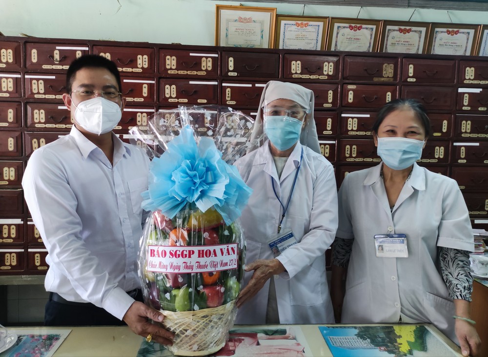 本報編委文忠孝向第六郡東醫會贈送果籃。