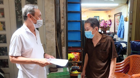 　　第一郡舊伍倫坊第三街坊區黨委經常與民眾交流，以從中掌握、跟進 區域內的秩序治安情況。