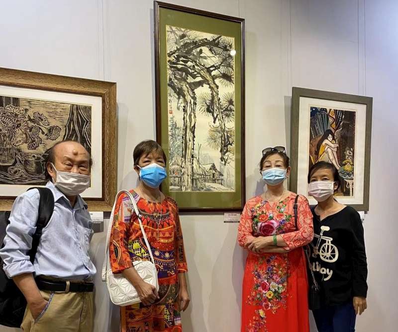 人民藝人、書畫家張路(左一)、華人女畫家 馮錦萍(左二)及何麗華(左三)在畫展合照。
