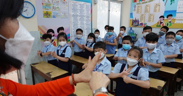 第三郡梁定古小學的老師指導學生如何正確地洗手。