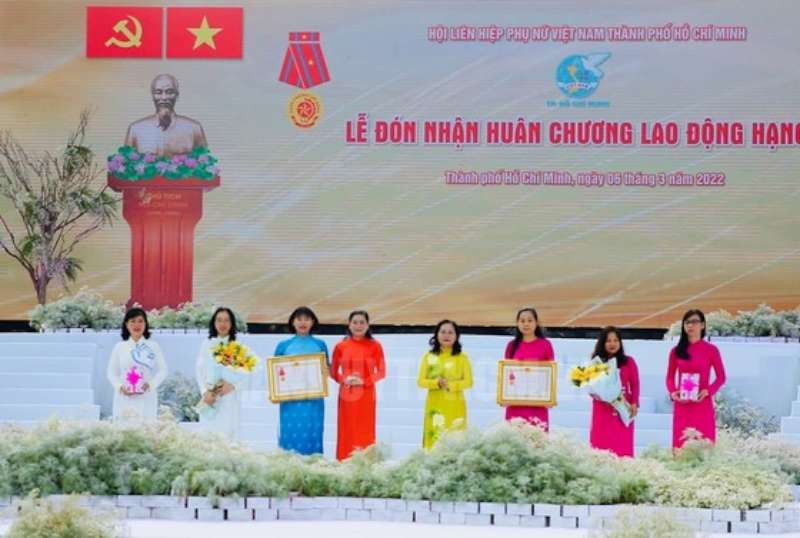 杜氏秋草與阮氏麗同志向市婦聯會所屬單位頒授三等勞動勛章。