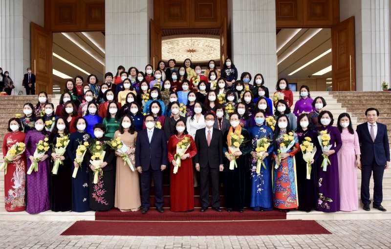政府總理范明政與各位模範婦女代表合影。