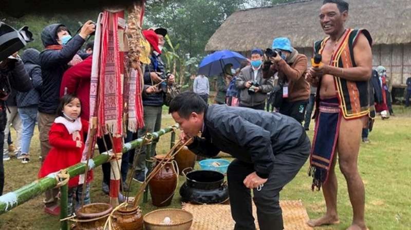 越南各民族文化旅遊村吸引眾多遊客前來參加各項 體驗活動。