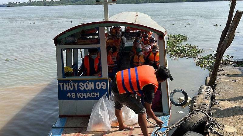 市交通運輸廳要求水上客運經 營單位時刻提醒乘客在搭乘過程中要穿救生衣。