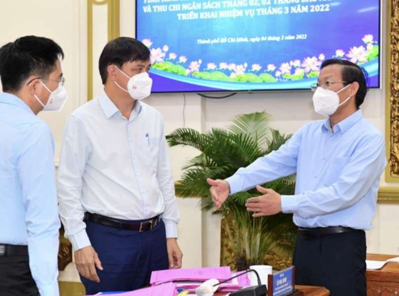 市人委會主席潘文邁和與會代表交流。