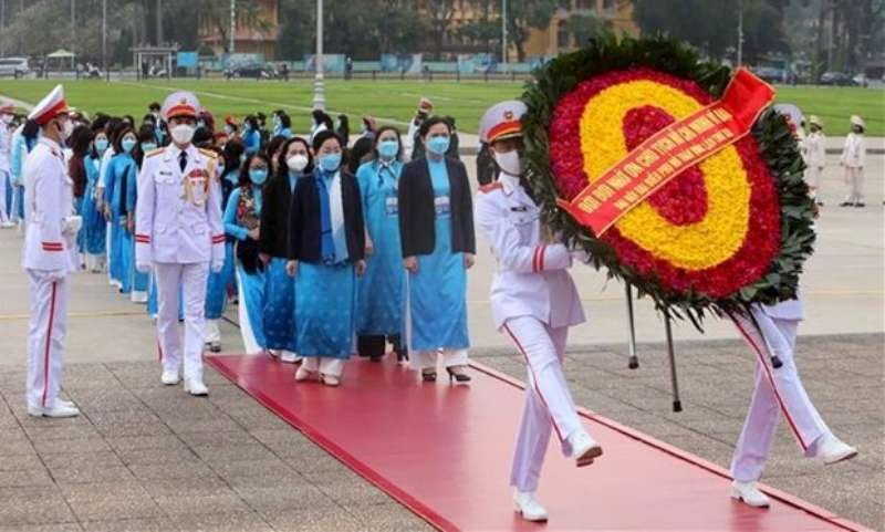 婦女代表晉謁胡志明主席陵