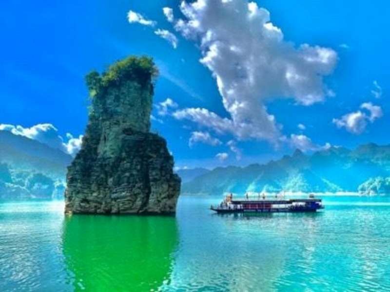 深藏在娜瀚湖周邊和山洞還保留著許多古跡。