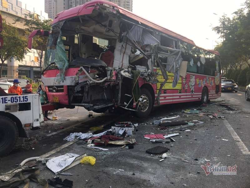 臥鋪客車追尾水槽車 致多人受傷