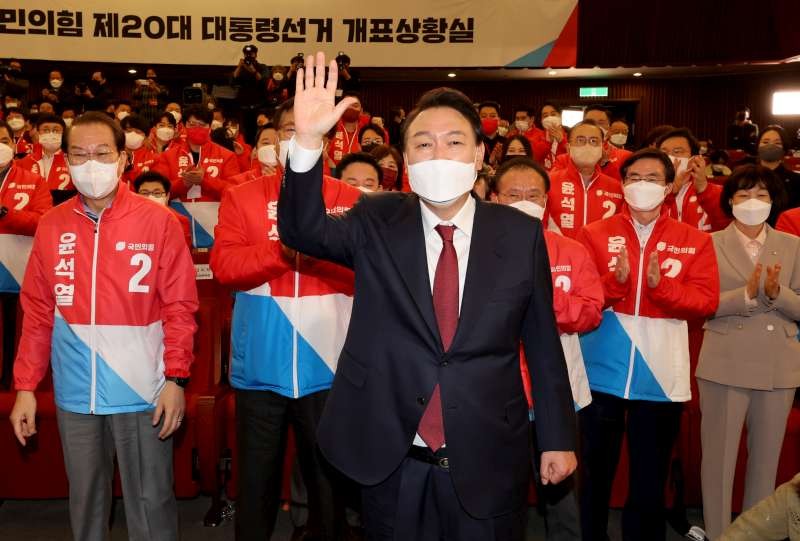 韓國民力量黨候選人尹錫悅(前)在總統選舉中獲勝後揮手致意。