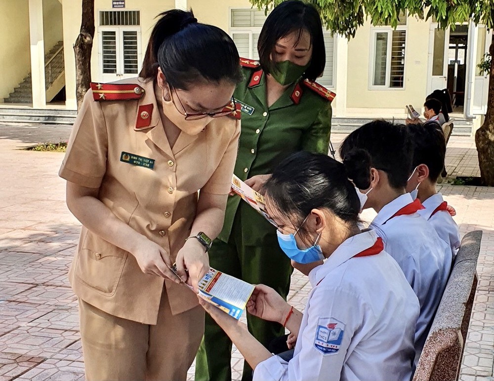交警向學生宣傳交通法。