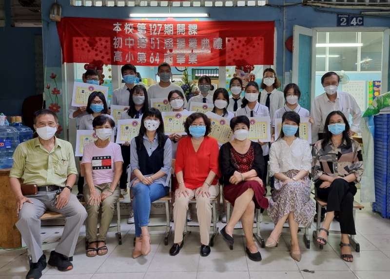 校委及老師與畢業生合照。