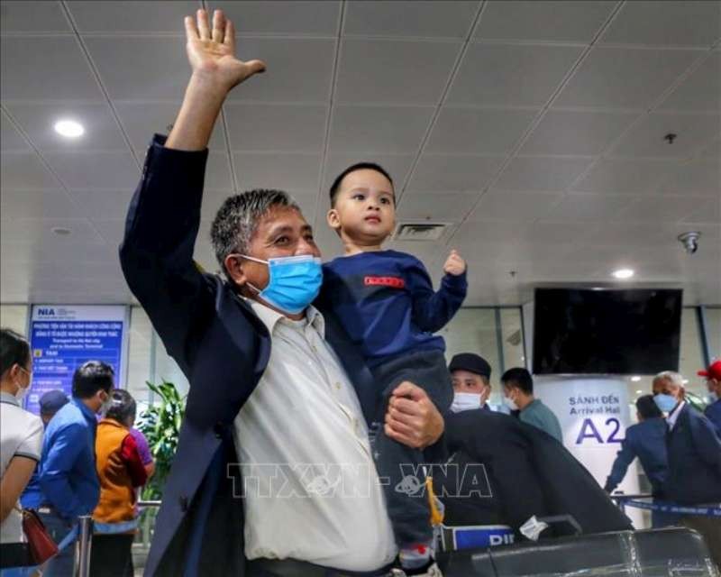 僑胞高興回到祖國懷抱。