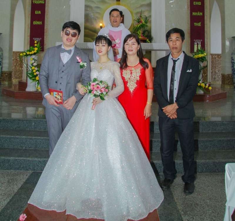 去年11月22日，兩人在教堂舉行訂婚儀式。