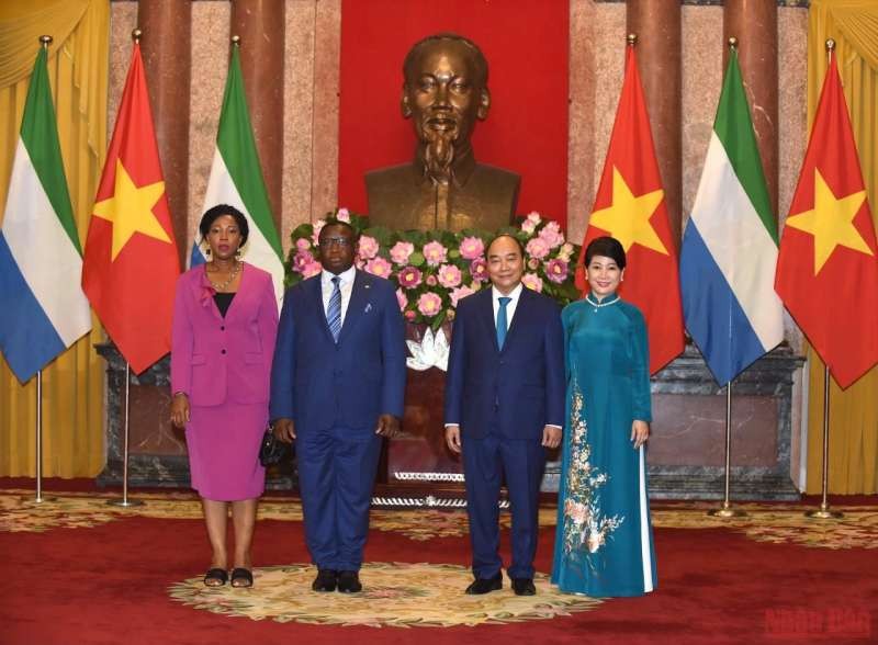 國家主席阮春福和夫人迎接塞拉利昂共和國總統朱利葉斯‧馬達比奧攜夫人。