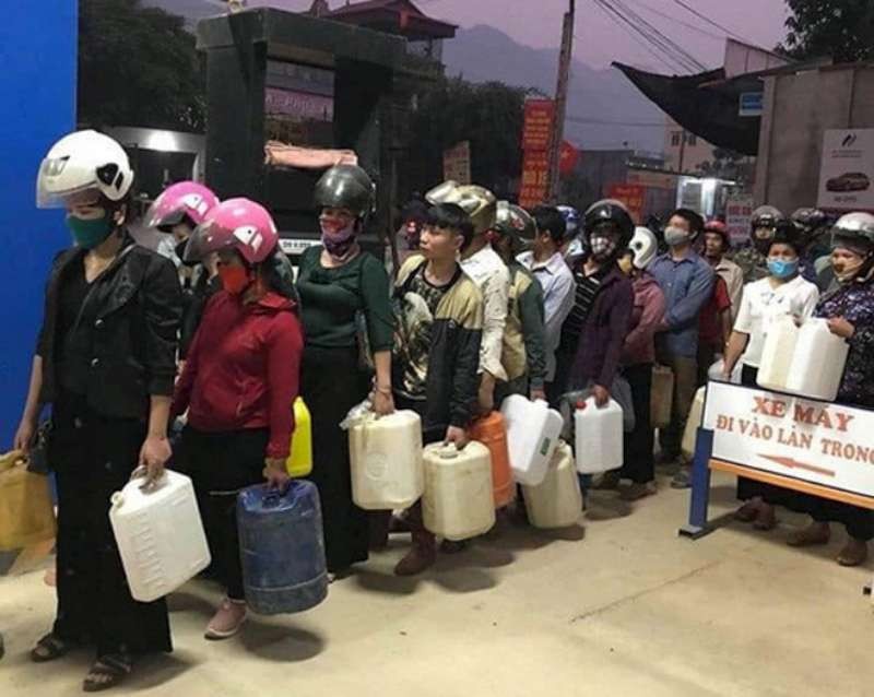 不少民眾使用塑料瓶、塑膠桶購買汽油儲存以逐漸使用。圖源:互聯網