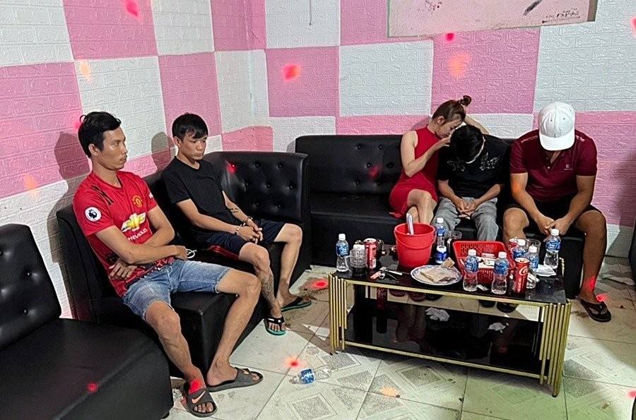 12 人聚集吸毒被人贓並獲