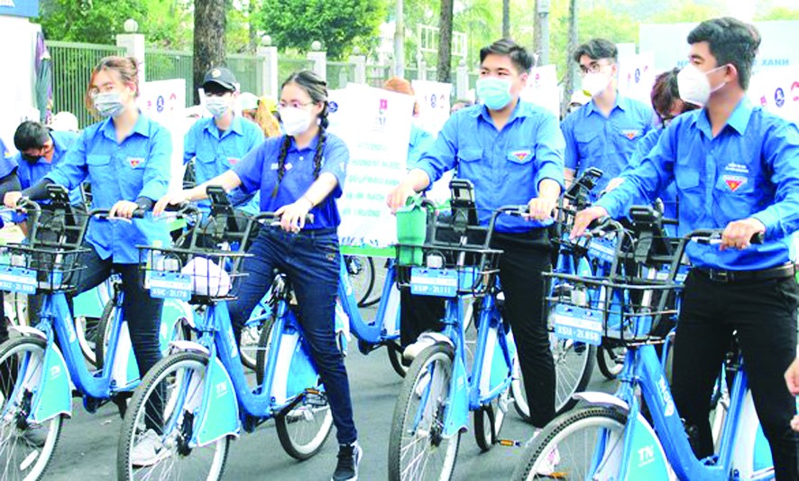 在市區各條街道騎自行車 遊行宣傳環保。