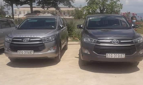 又現兩輛同一車牌汽車
