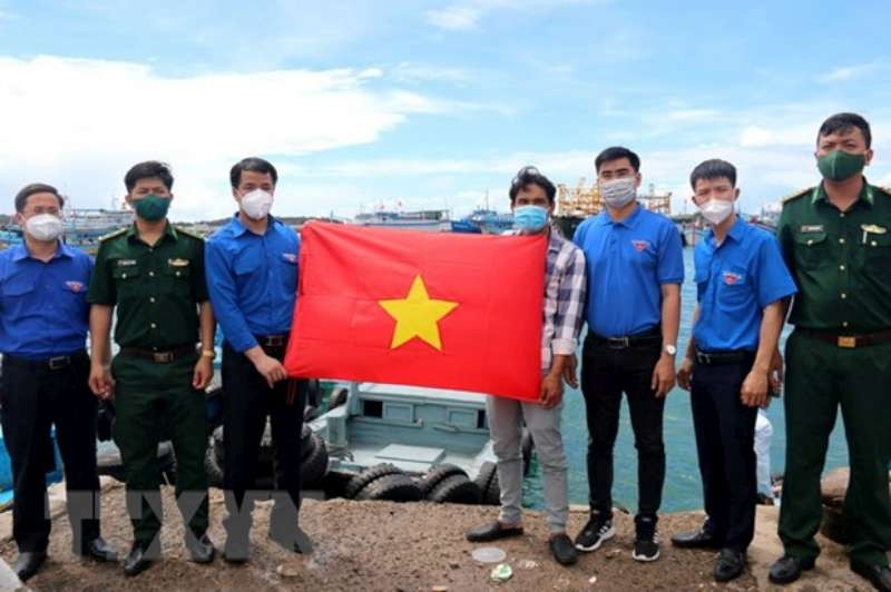 向富貴島縣漁民贈送國旗