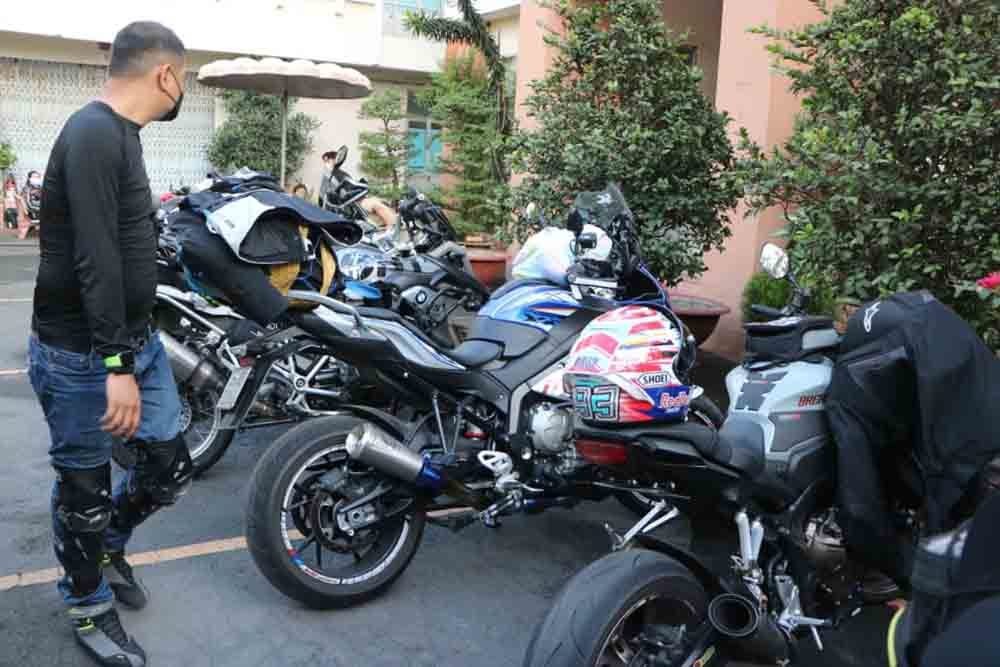 圍捕駕駛巨型摩托車違反交規團夥
