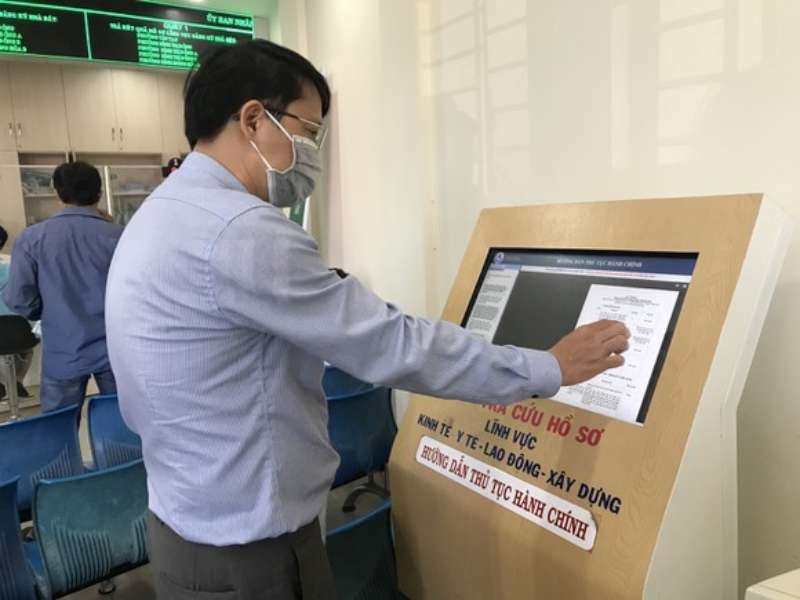 民眾使用線上公共勞務。