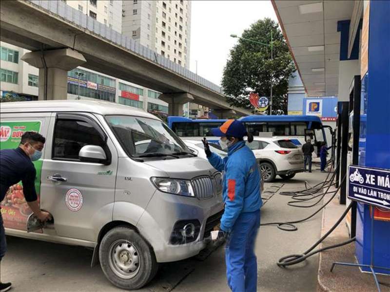 汽車在河內市河東郡陳富街112號加油站加油。