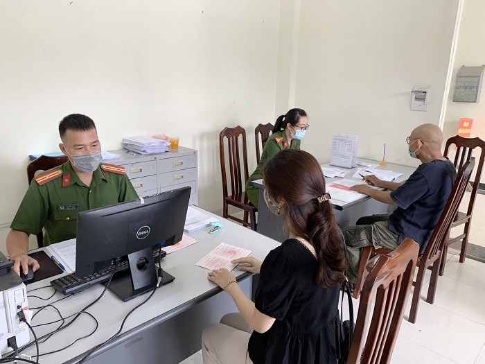 公安正為人民辦理卷宗。圖源:互聯網