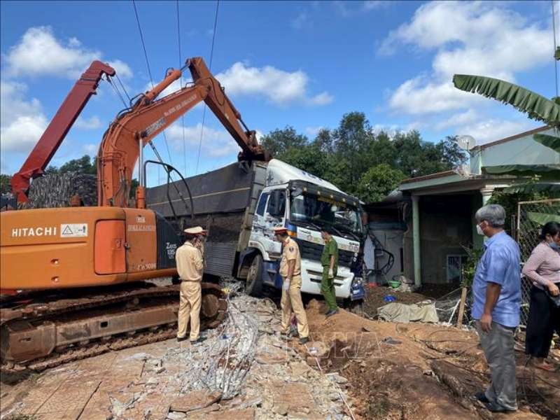 卡車失控闖進食肆致8人傷亡