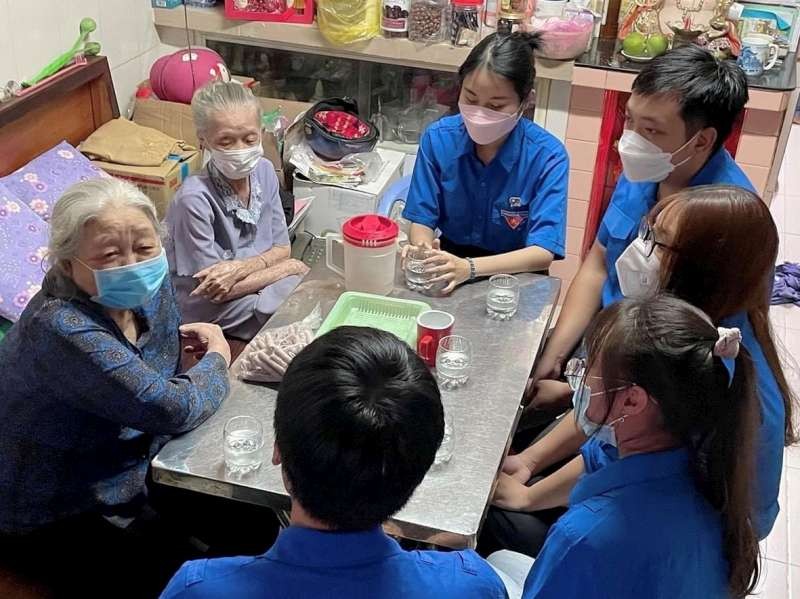 團員探訪華人革命老前輩曾女和梁金英。