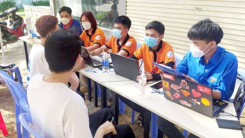 市技術師範大學的志願員向學生諮詢和介紹租房。