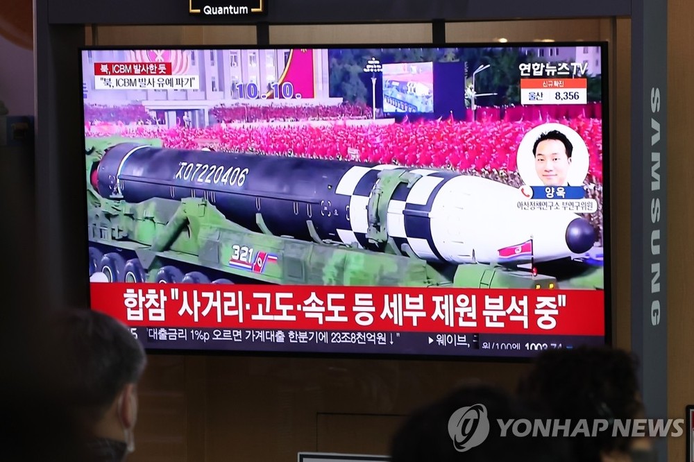 3月24日在韓首爾站候車廳,市民們收看朝鮮射彈相關的電視新聞報導。