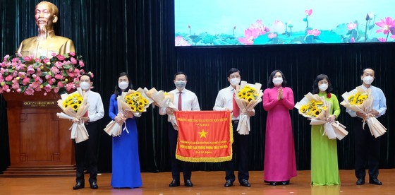 市人委會副主席潘氏勝向心平郡頒發政府總理競賽錦旗。圖源：互聯網