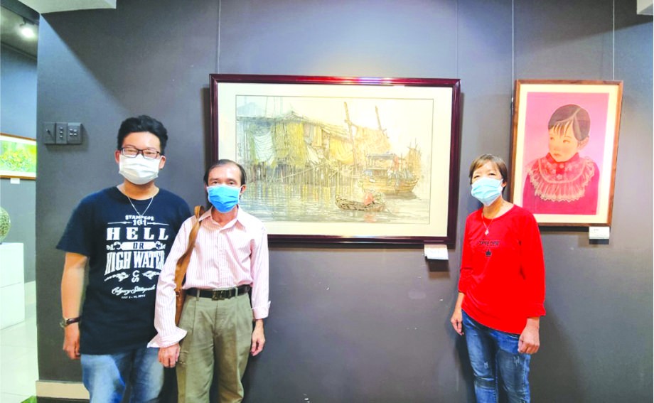 右起:馮錦萍、盧建機、張家俊畫家參觀美術展。