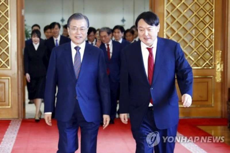 文在寅與候任總統尹錫悅。圖源:互聯網