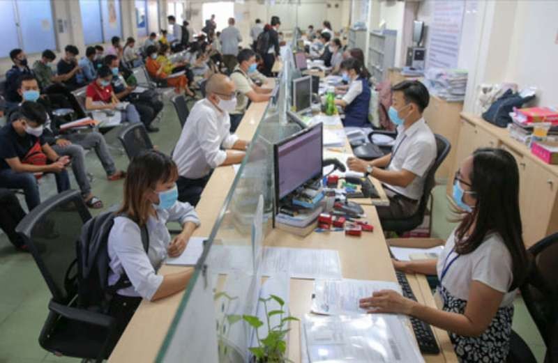 民眾在市計劃與投資廳辦理手續。