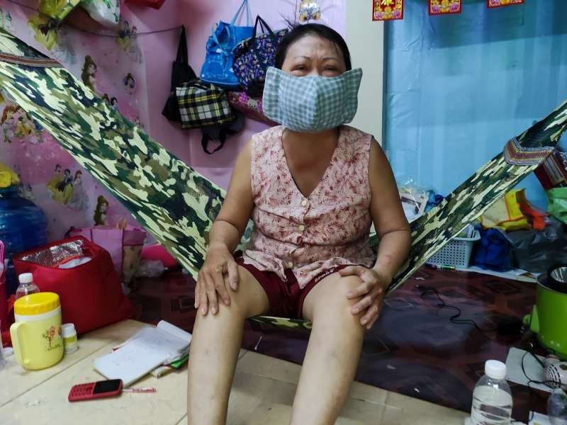駱金鳳正等錢去眼科醫院做檢查。