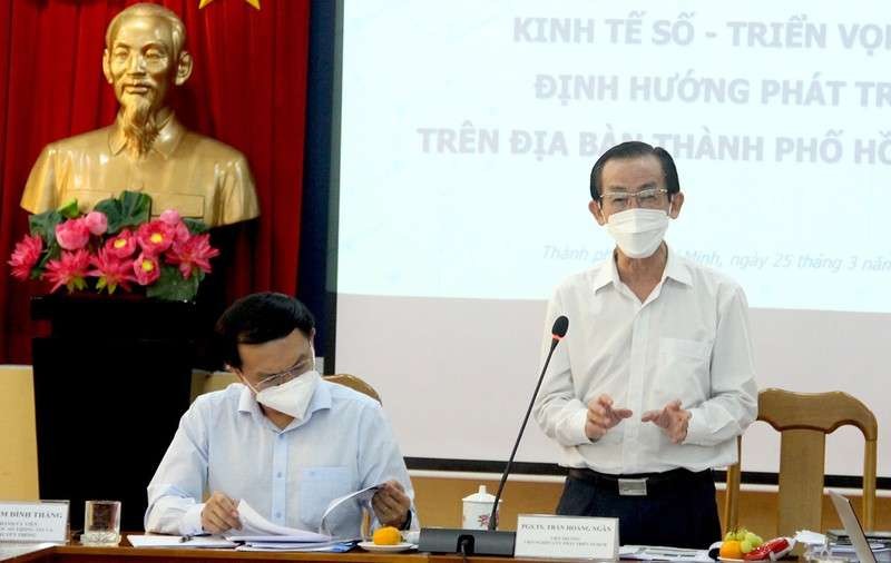 市新聞與傳播廳廳長林廷勝和市研發院院長 陳黃銀副教授、博士主持“數字經濟－－本市發展 前景與定向”研討會。