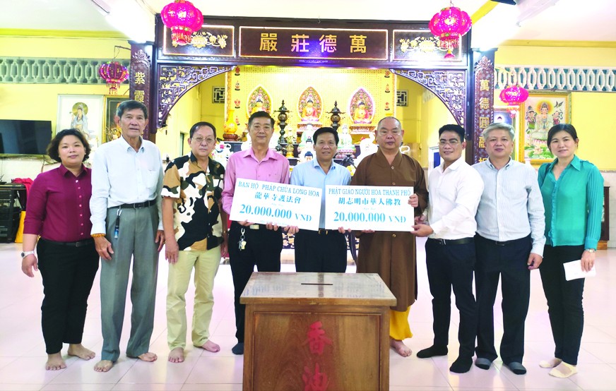 　　阮玉英主編(右五)接受市華人佛教、 龍華寺護法會贊助贈報經費。