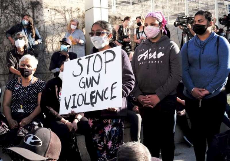 去年，人們手舉“停止槍枝暴力”的標語在參加槍擊案受害者悼念儀式。
