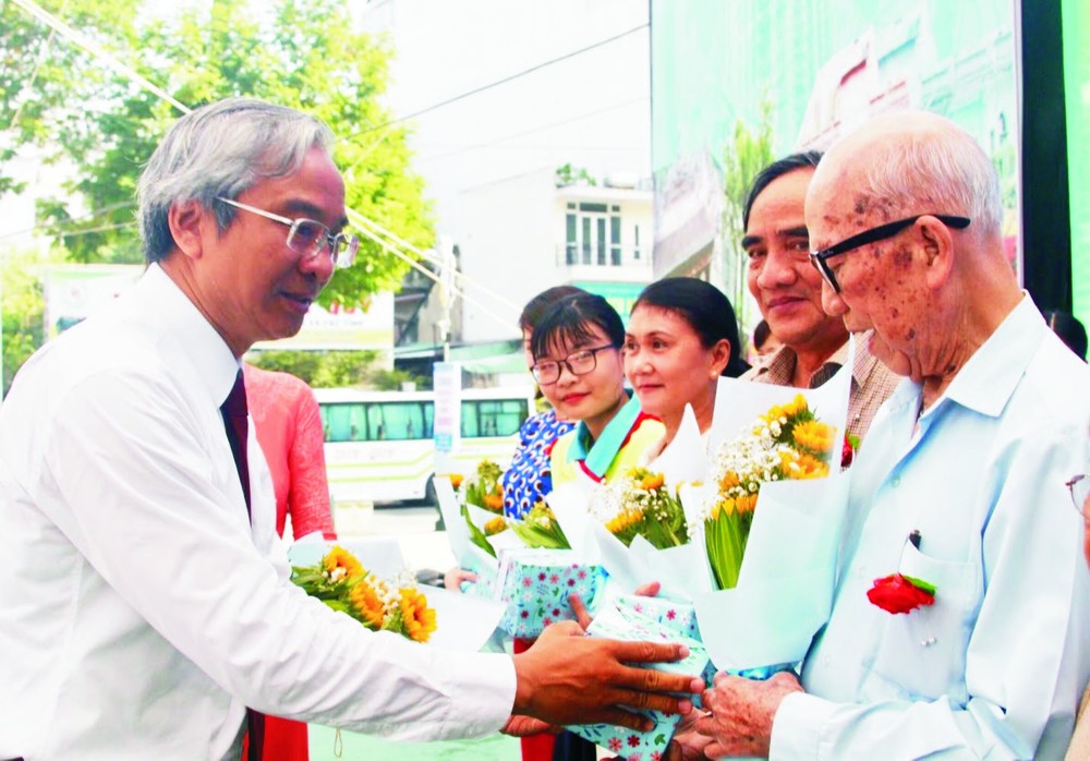 華人同胞不朽功績永垂青史 ảnh 1