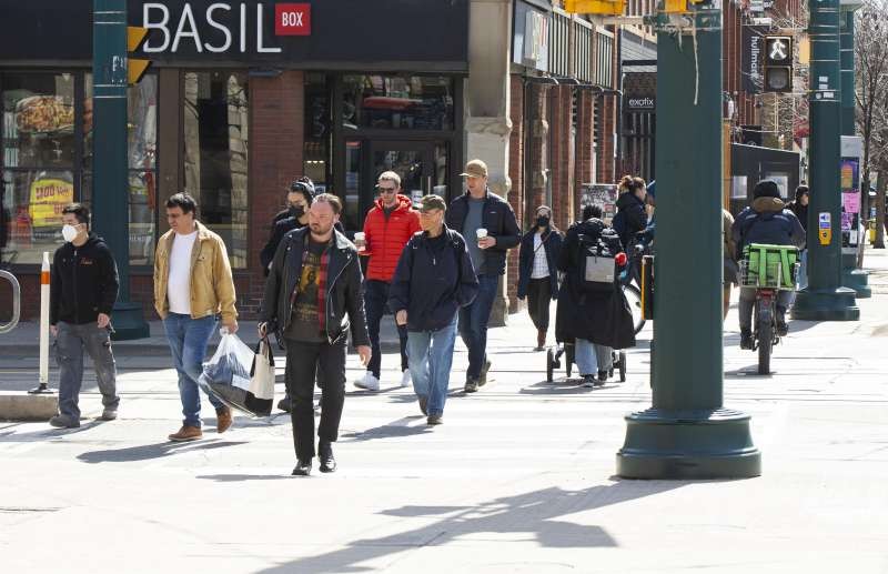 加拿大安大略省已從3月21日起，不再強制人們在學校和零售場所等處戴口罩。（新華社)